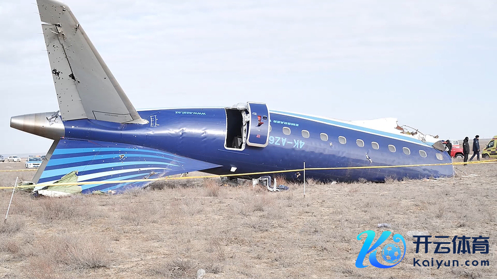 2024年12月25日，哈萨克斯坦阿克套机场隔邻，阿塞拜疆航空的Embraer 190型飞机残毁洒落在地。视频截图